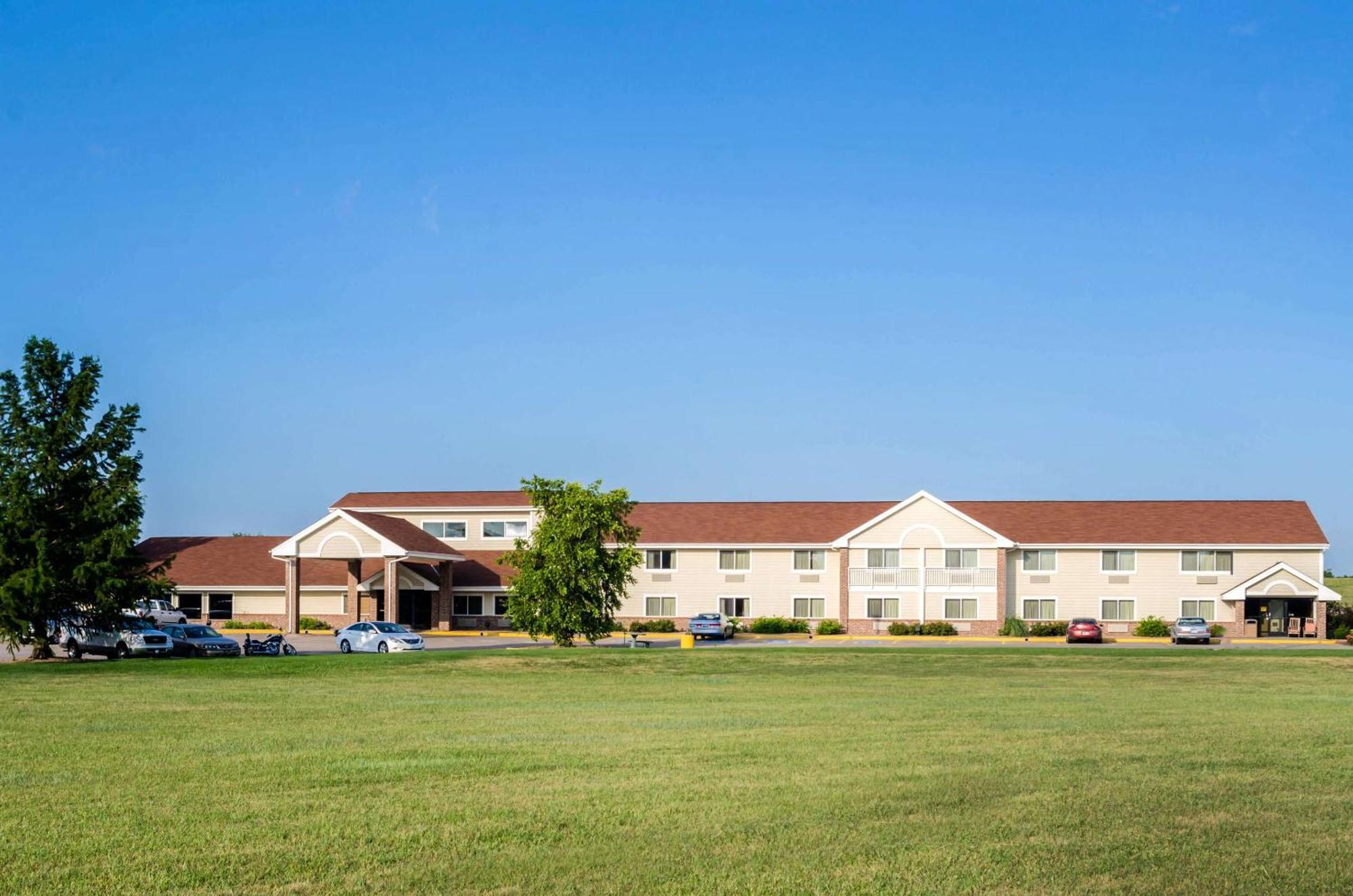 Rodeway Inn Hesston Extérieur photo