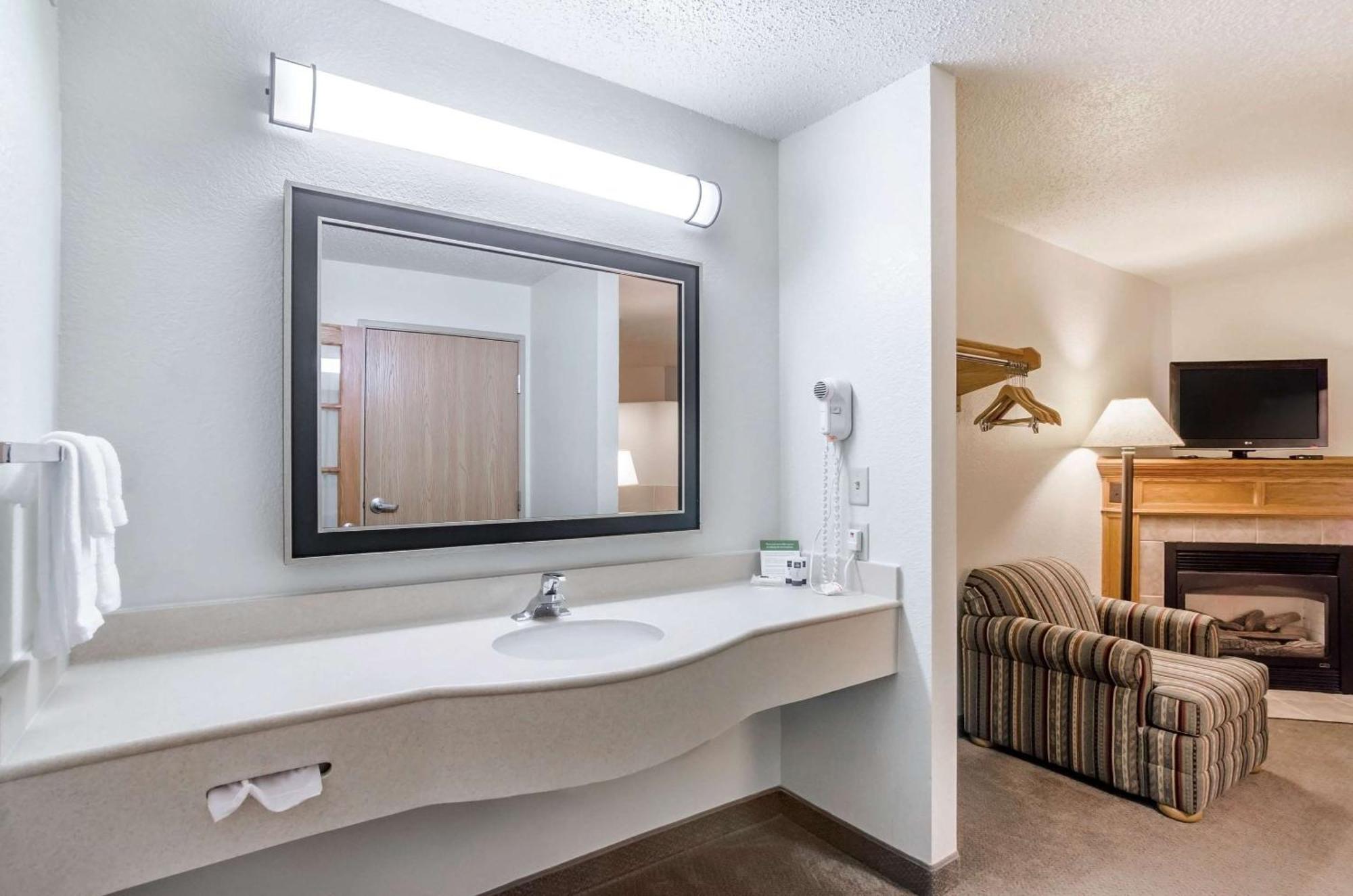 Rodeway Inn Hesston Extérieur photo