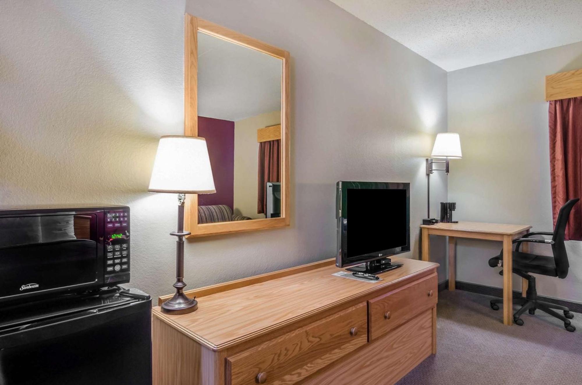 Rodeway Inn Hesston Extérieur photo