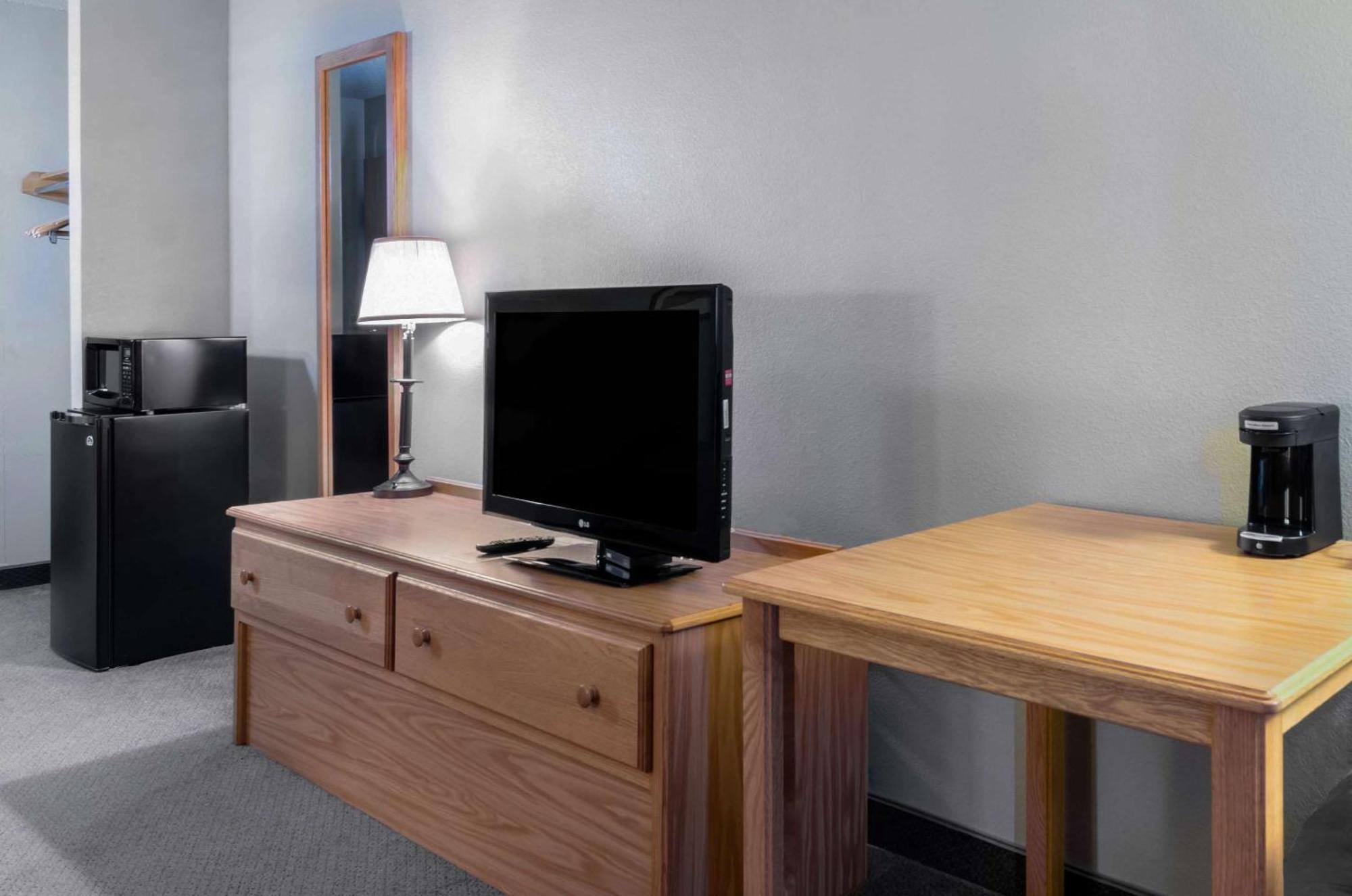 Rodeway Inn Hesston Extérieur photo