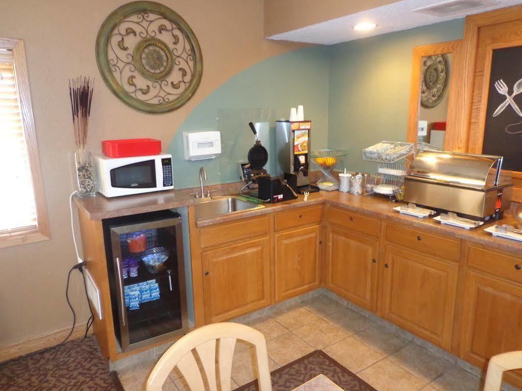 Rodeway Inn Hesston Extérieur photo