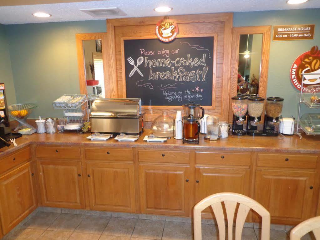 Rodeway Inn Hesston Extérieur photo
