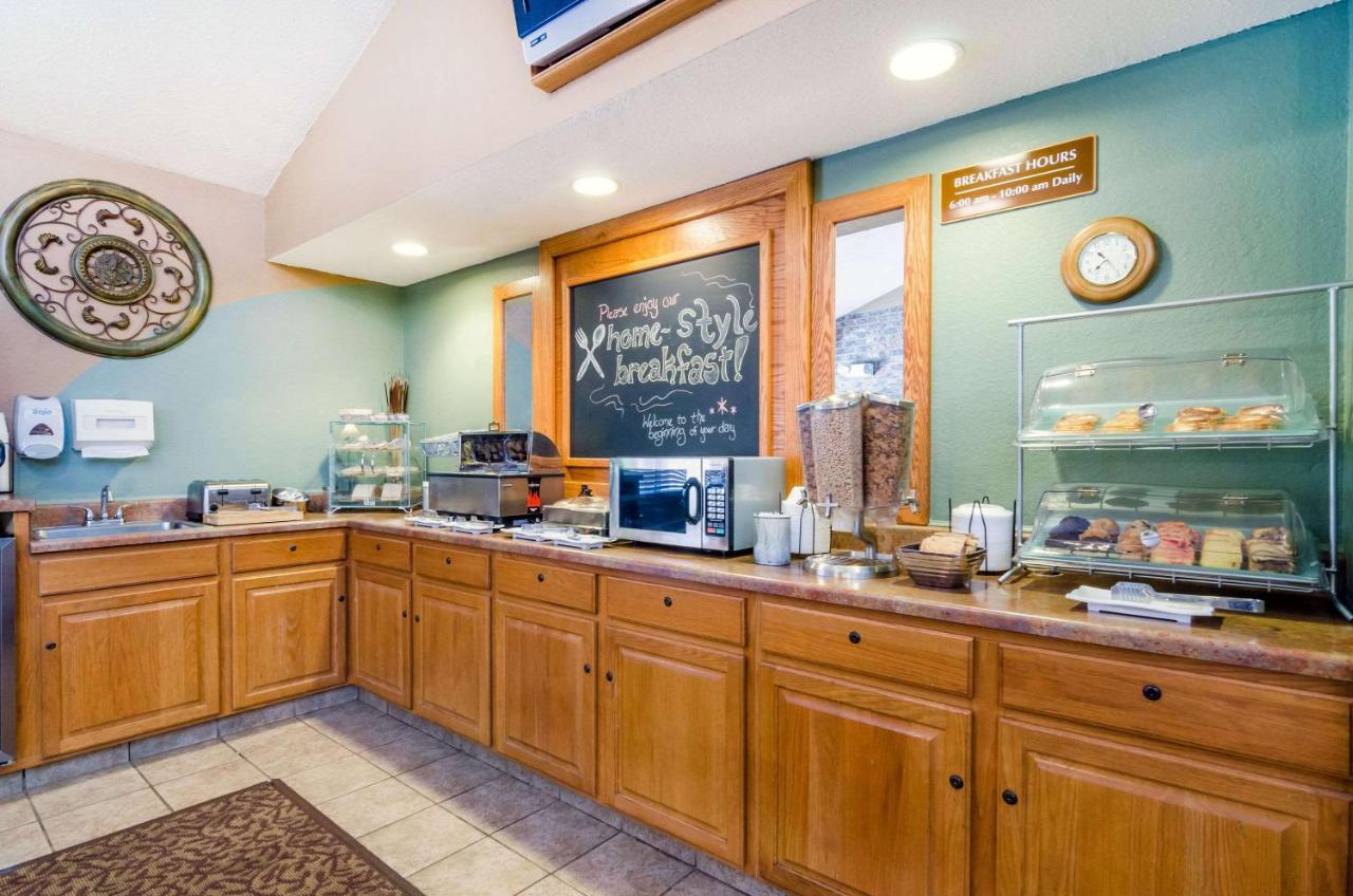 Rodeway Inn Hesston Extérieur photo
